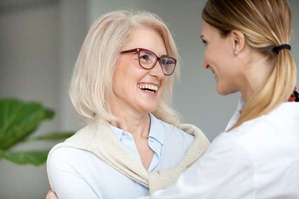 Frauen reden liebevoll miteinander